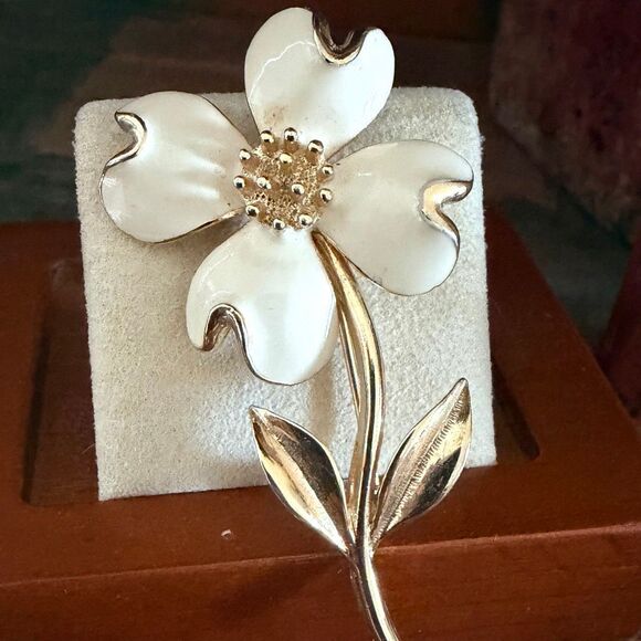 Vintage Dogwood Flower Brooch - Picture 2 of 5